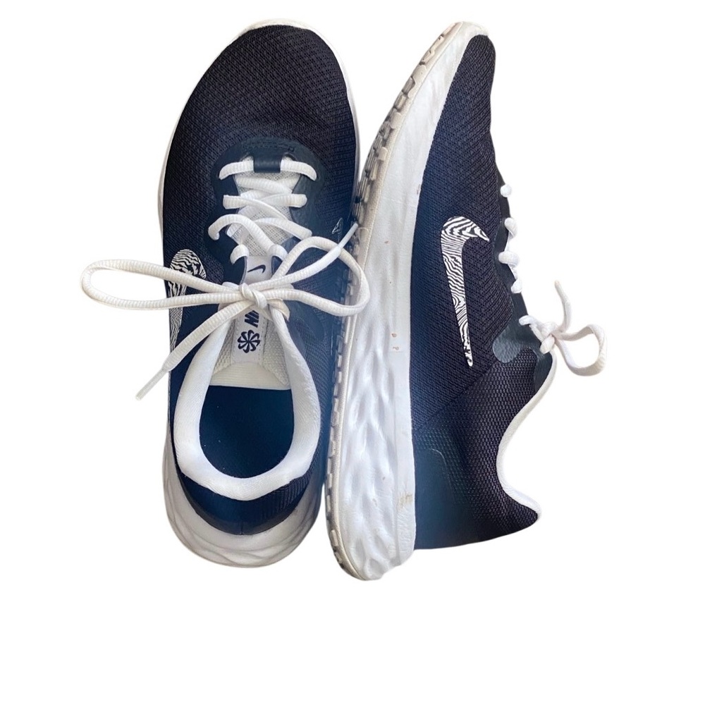 NIKE Revolution 6 Black/White Running Shoes. Size 8.5. - Picture 2 of 8